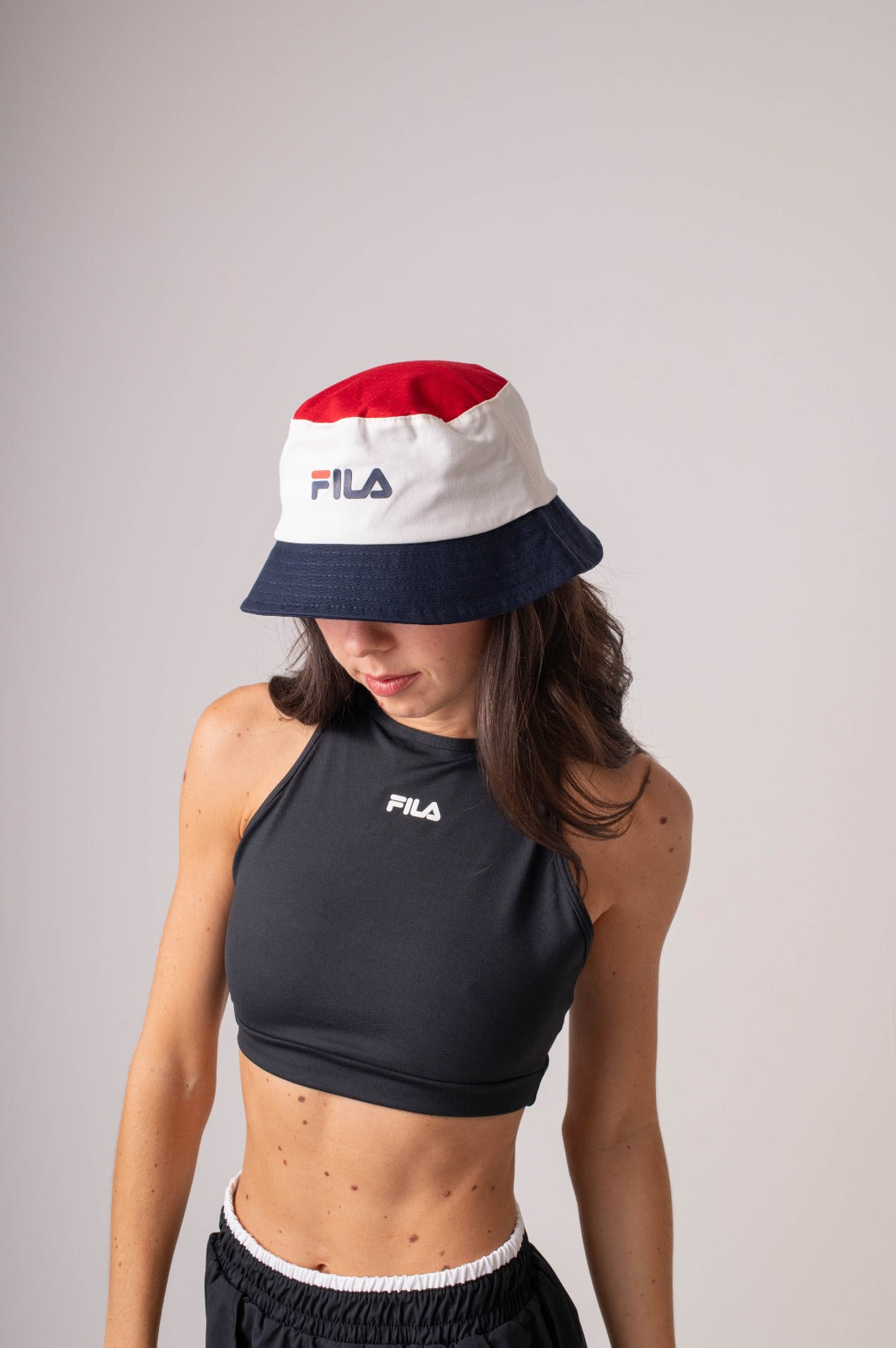 CHAPEU UNISEX FILA LETTER VERMELHO E BRANCO